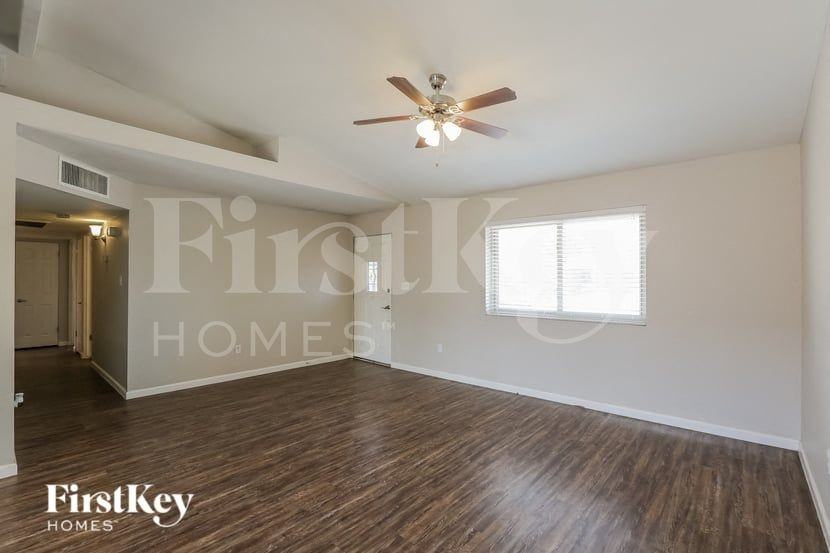 1007 West 10th Street - Photo 3 of 15