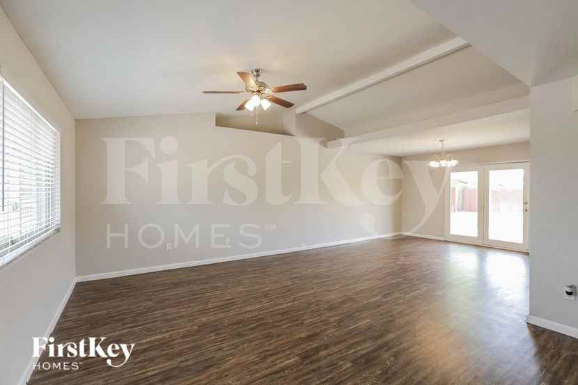 1007 West 10th Street - Photo 4 of 15