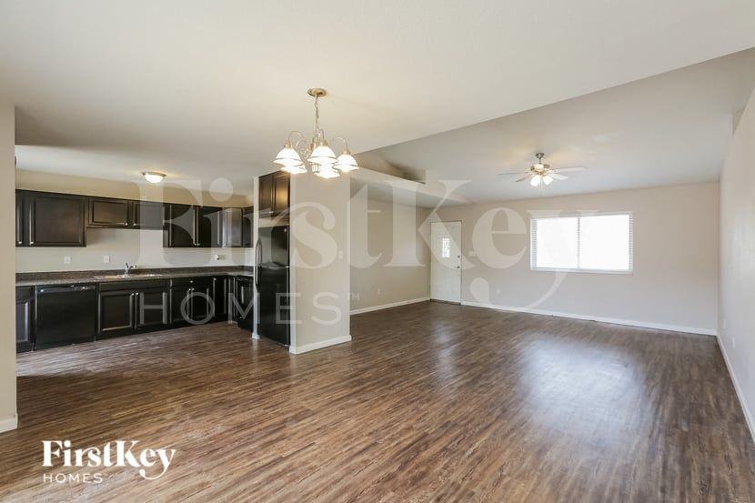 1007 West 10th Street - Photo 5 of 15