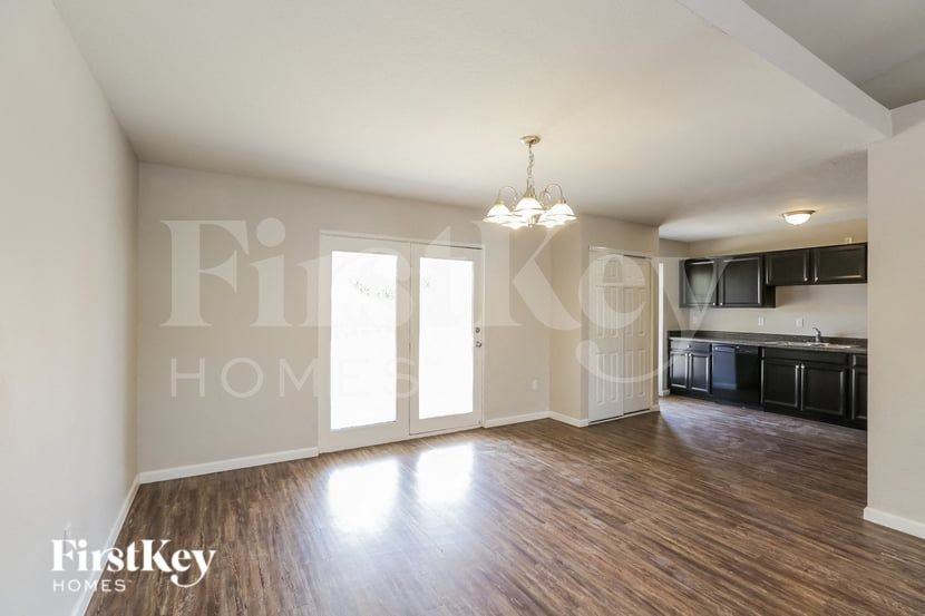 1007 West 10th Street - Photo 6 of 15