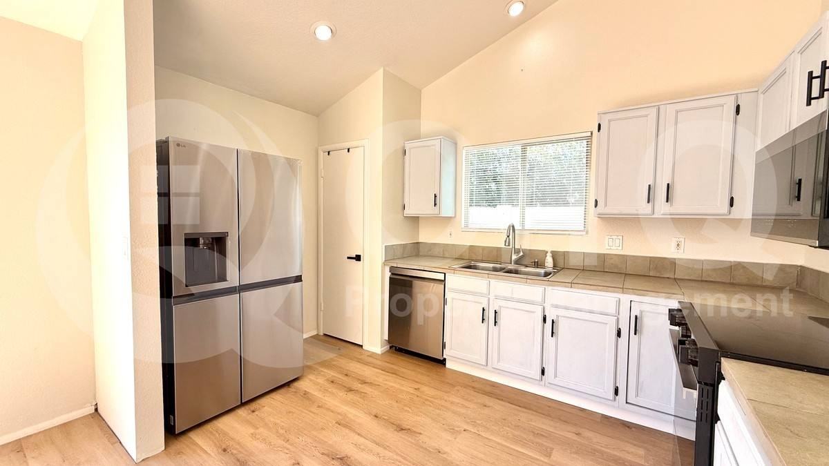 19230 N 5th St - Photo 3 of 10