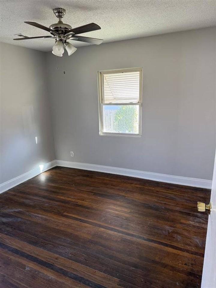 2606 Redwood Ave - Photo 2 of 10