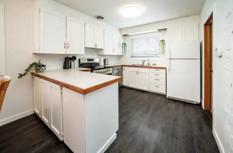 4631 45 Street - Photo 7 of 16