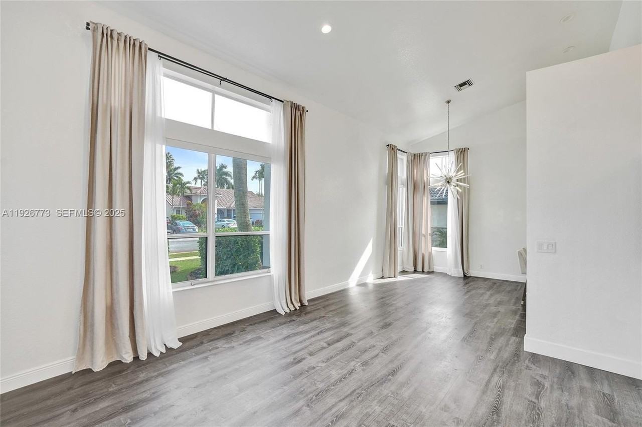 740 Cypress Pointe Drive East - Photo 5 of 46