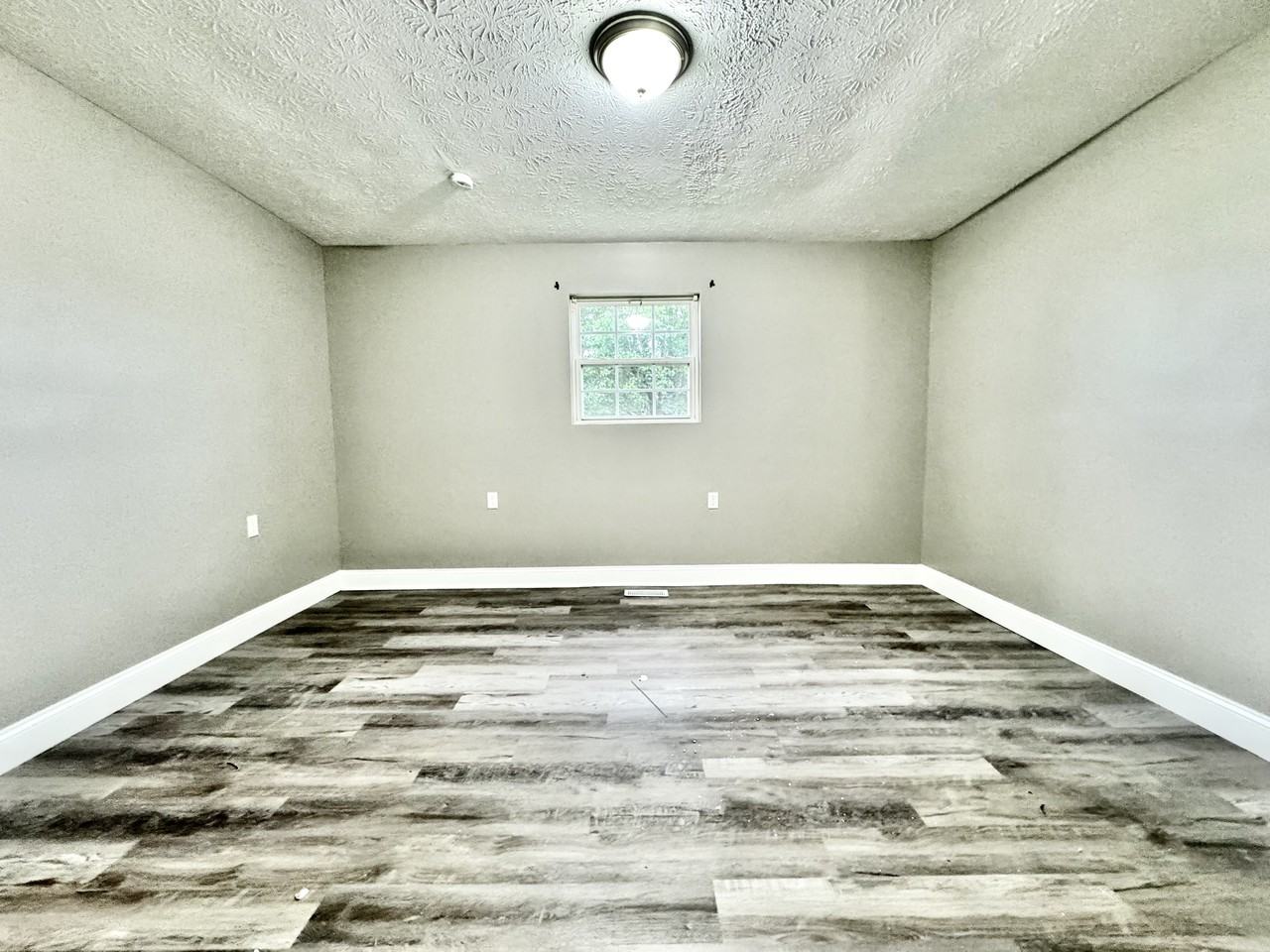 481 Londonderry Road - Photo 2 of 6