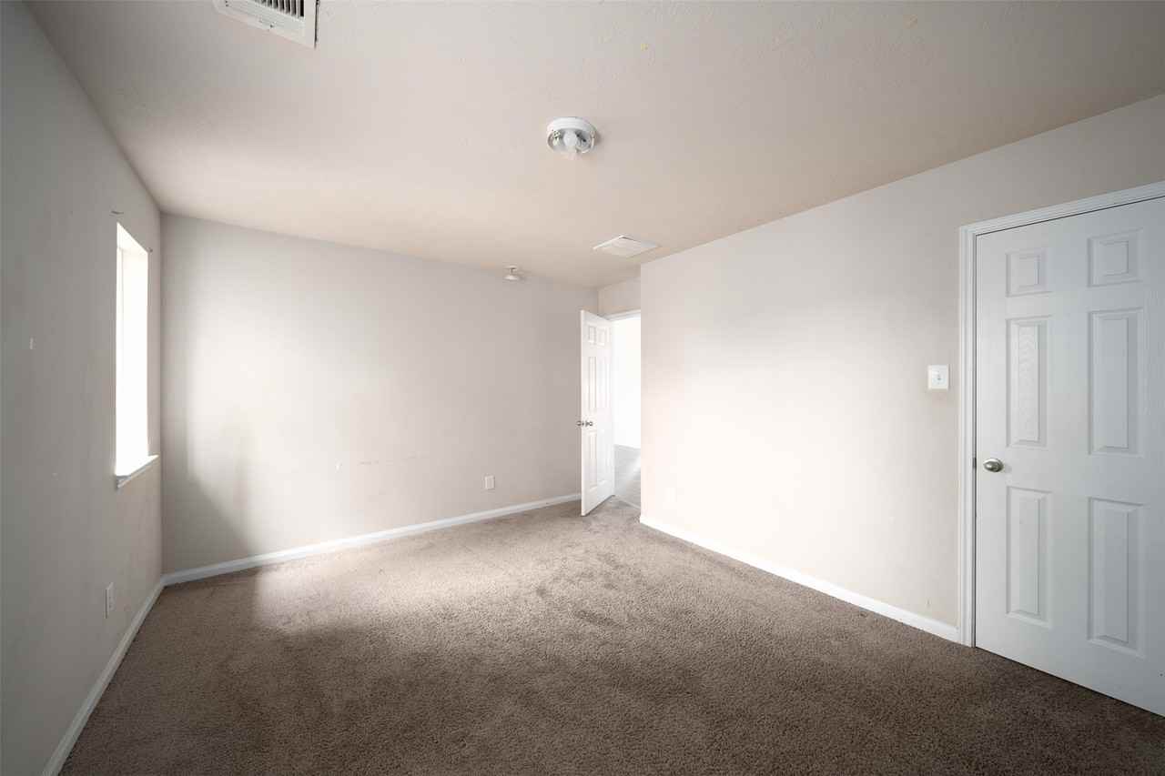 19543 Otter Trail Court #19543 - Photo 4 of 25