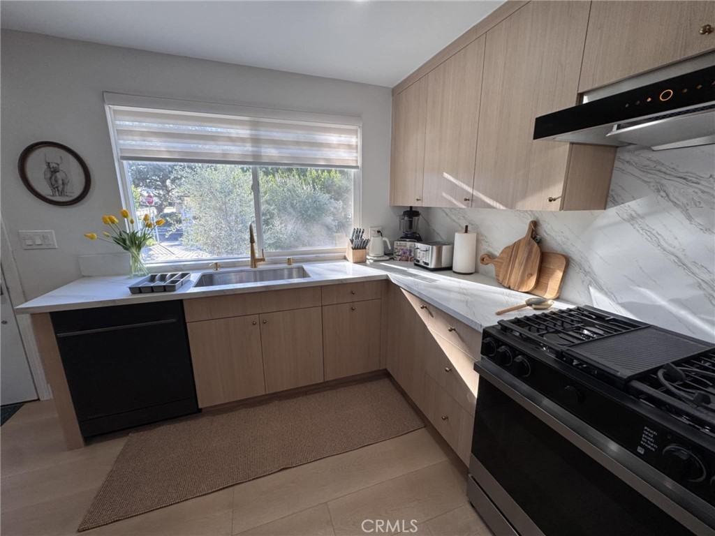 524 South Astell Avenue #524 - Photo 6 of 38