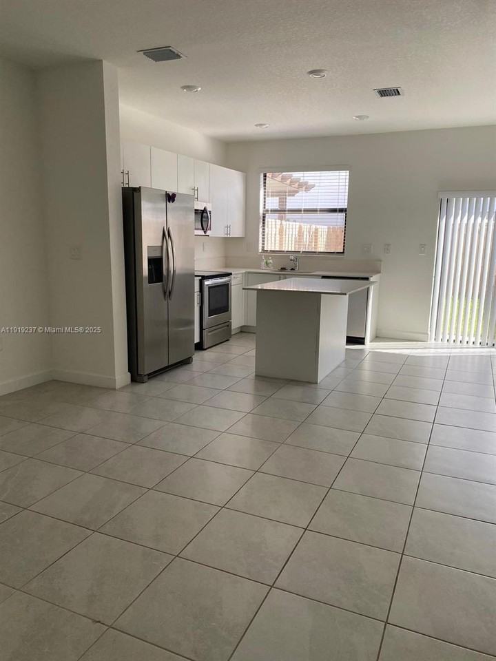 12914 Sw 232nd Ln - Photo 2 of 37