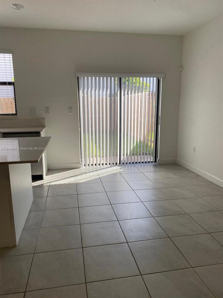 12914 Sw 232nd Ln - Photo 3 of 37