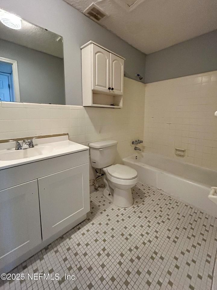 1124 Woodruff Ave #1124-8 - Photo 6 of 20