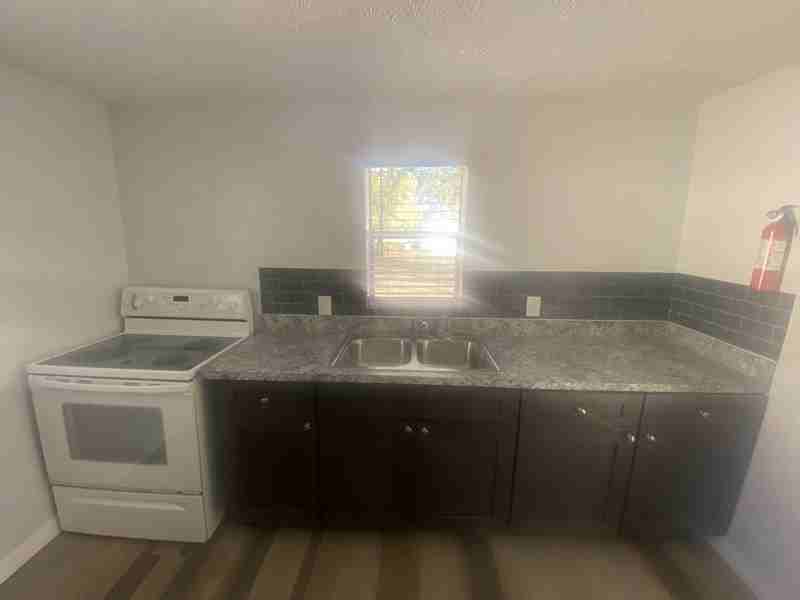 1541 Mccollum St - Photo 7 of 12