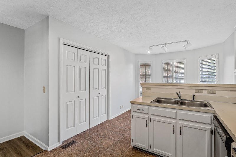 6015 Bradford Hills Drive - Photo 4 of 15