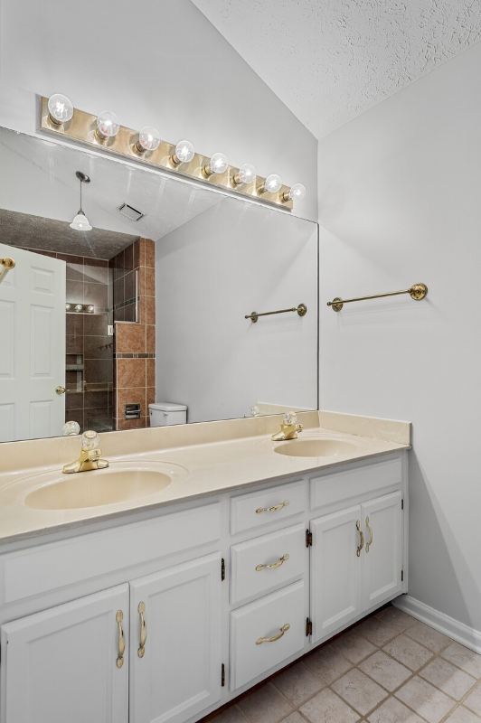 6015 Bradford Hills Drive - Photo 5 of 15