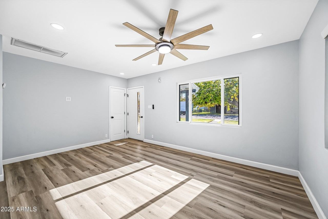 1608 E Hudson Dr - Photo 3 of 24