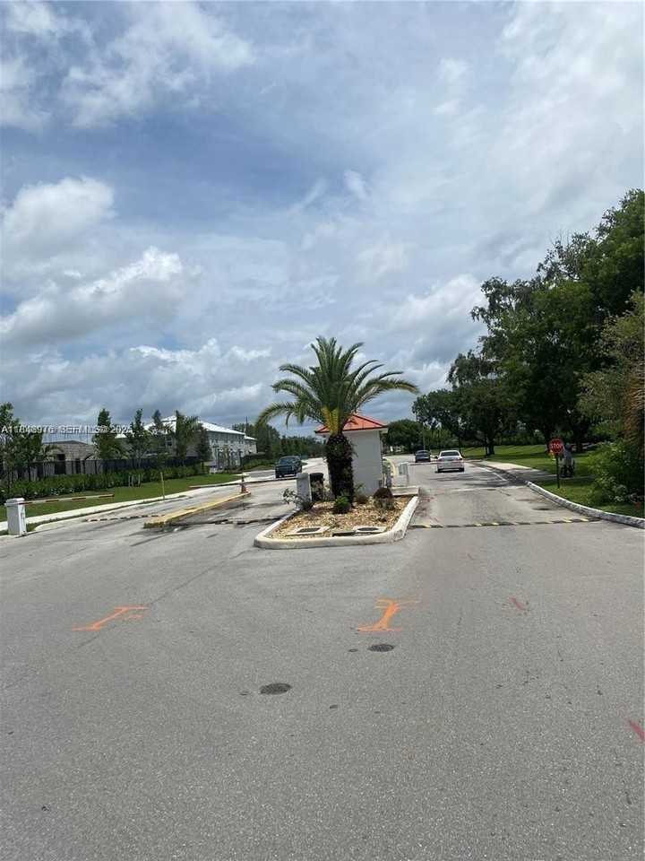 2841 Somerset Drive #117 - Photo 5 of 18