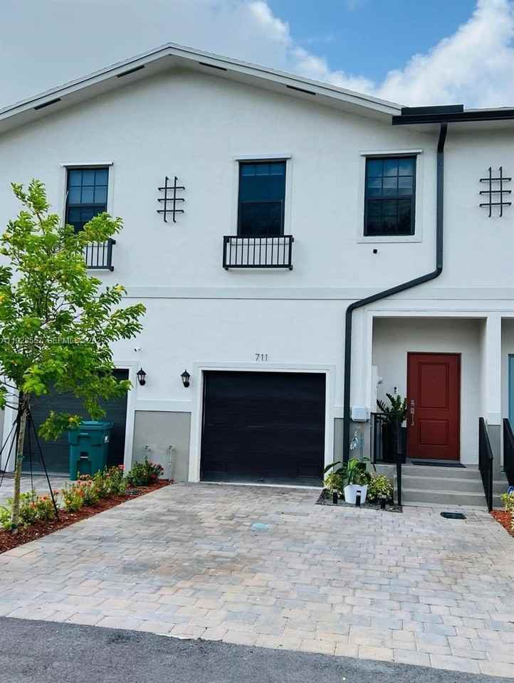 711 Southwest 11th Street - Photo 2 of 22