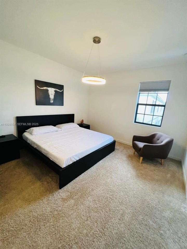 711 Southwest 11th Street - Photo 3 of 22