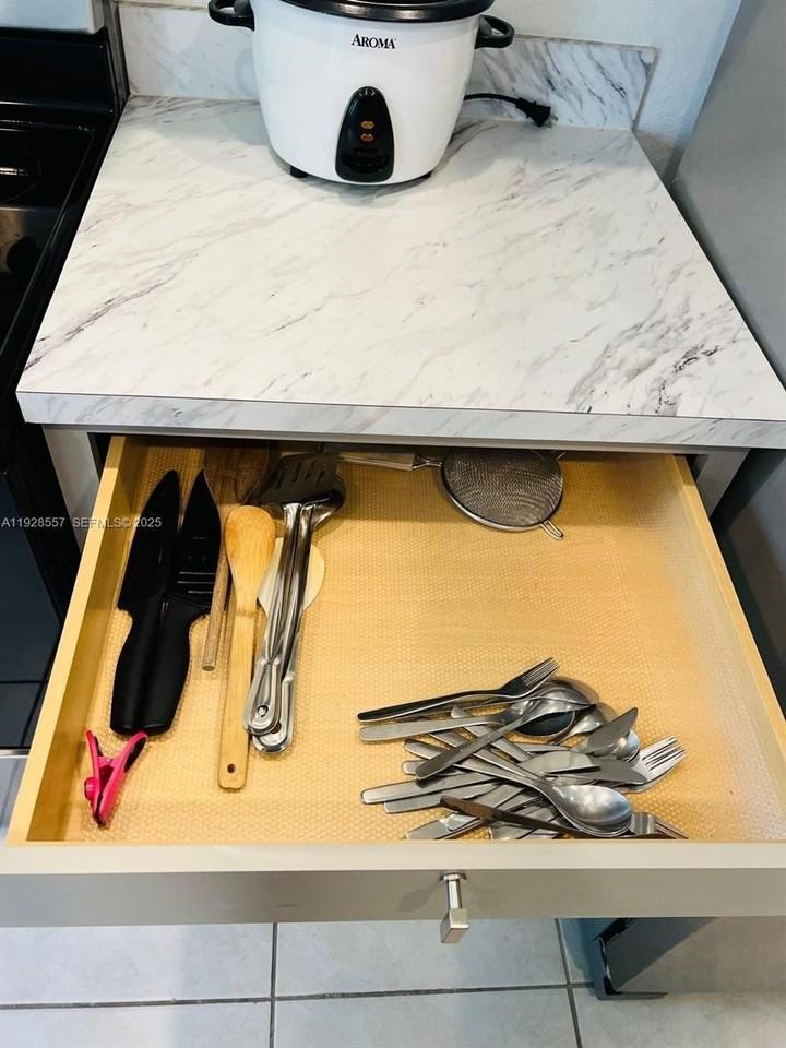 711 Southwest 11th Street - Photo 5 of 22