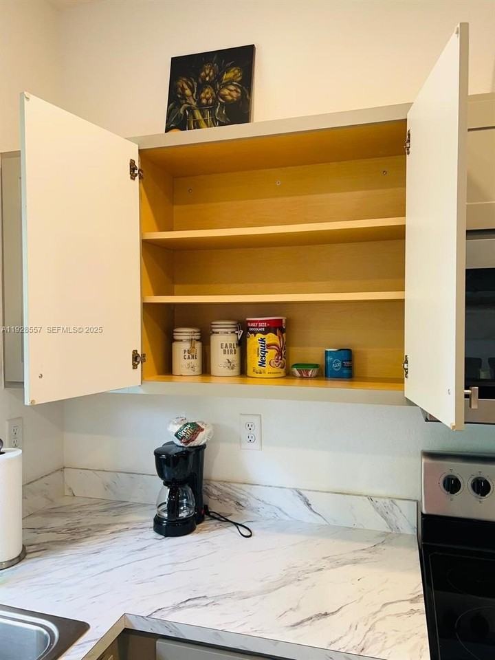 711 Southwest 11th Street - Photo 7 of 22