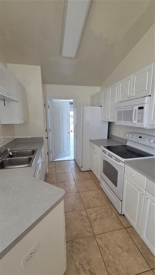 411 Ne Juanita Pl #411 - Photo 2 of 20