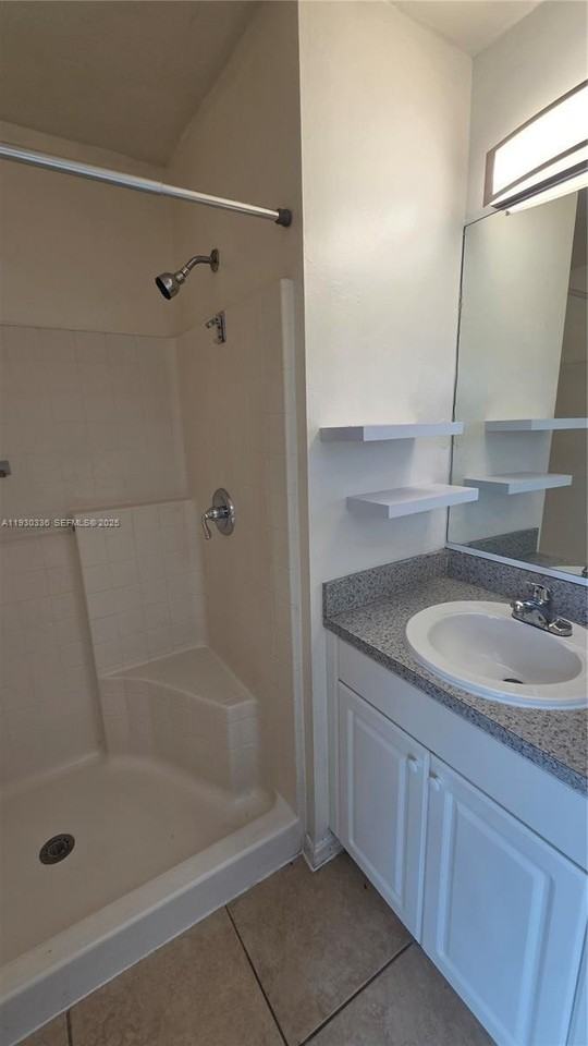 411 Ne Juanita Pl #411 - Photo 6 of 20