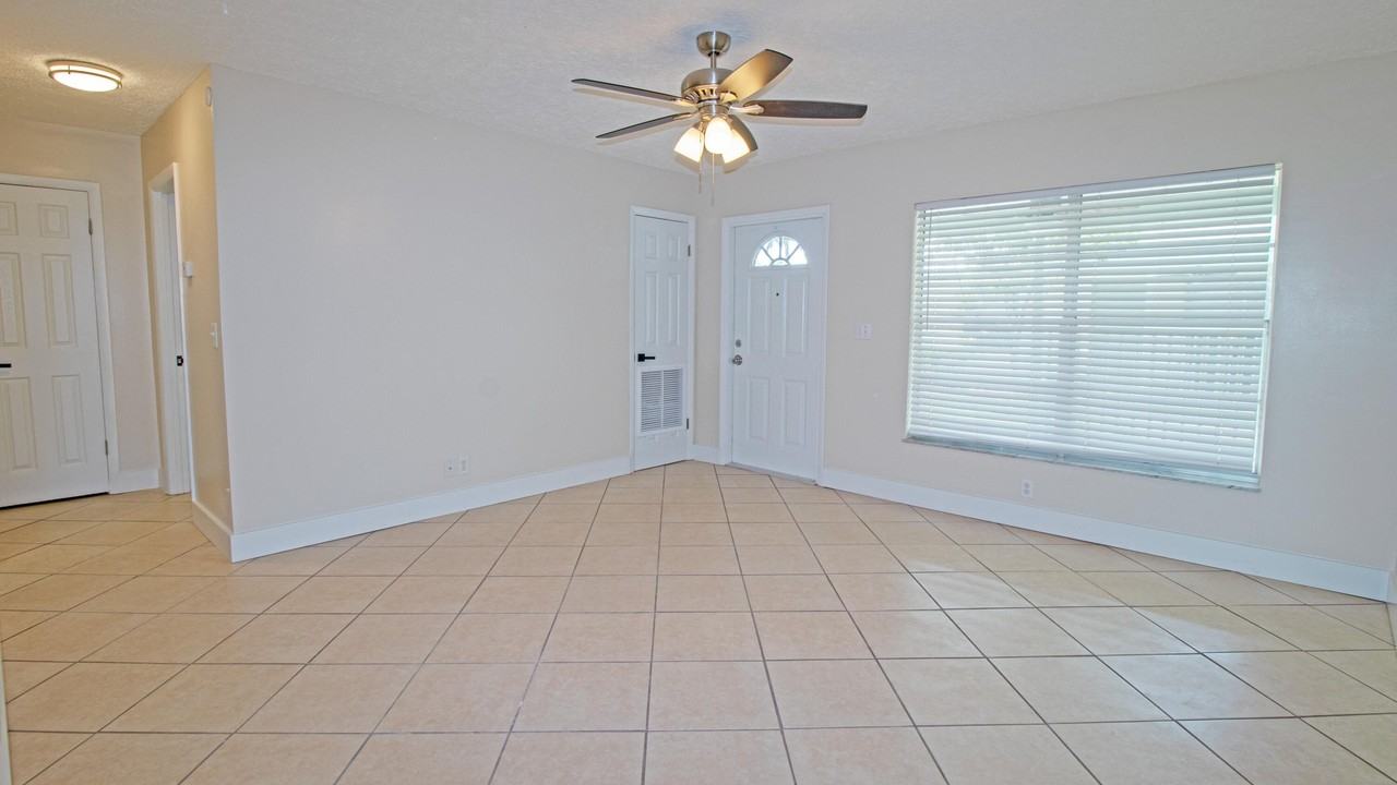 8757 Southeast Hobe Ridge Avenue - Photo 7 of 29