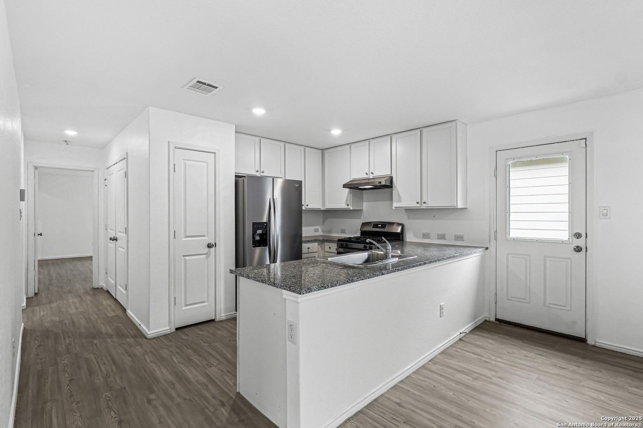 2811 Gustavo Dr - Photo 6 of 22