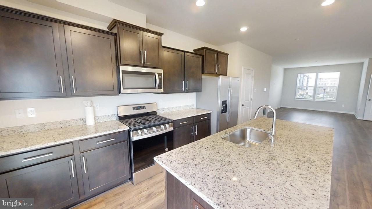 578 Union Street - Photo 3 of 17