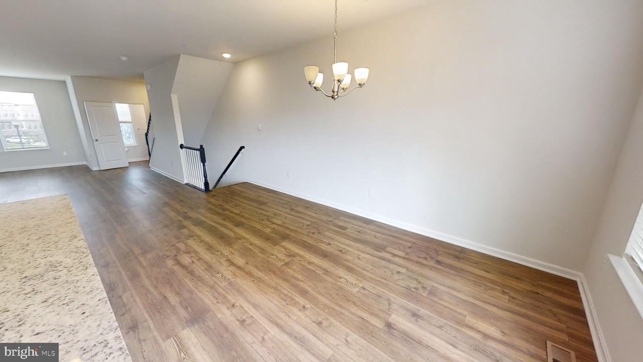 578 Union Street - Photo 4 of 17