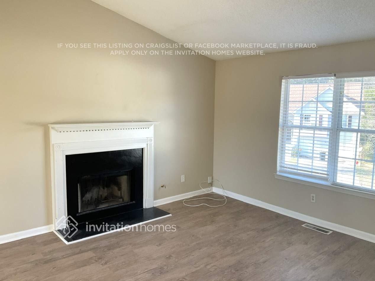 1069 Meadow Glen Cir - Photo 2 of 14
