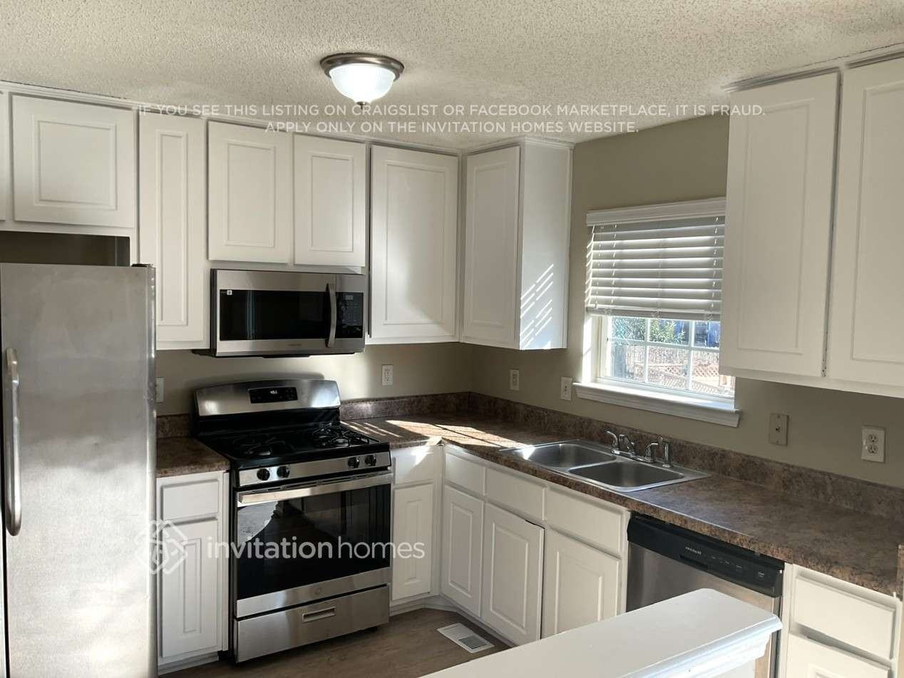 1069 Meadow Glen Cir - Photo 3 of 14