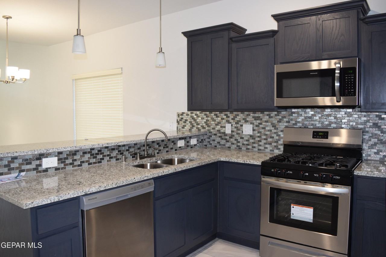 1103 Nickel Hill Avenue - Photo 3 of 34
