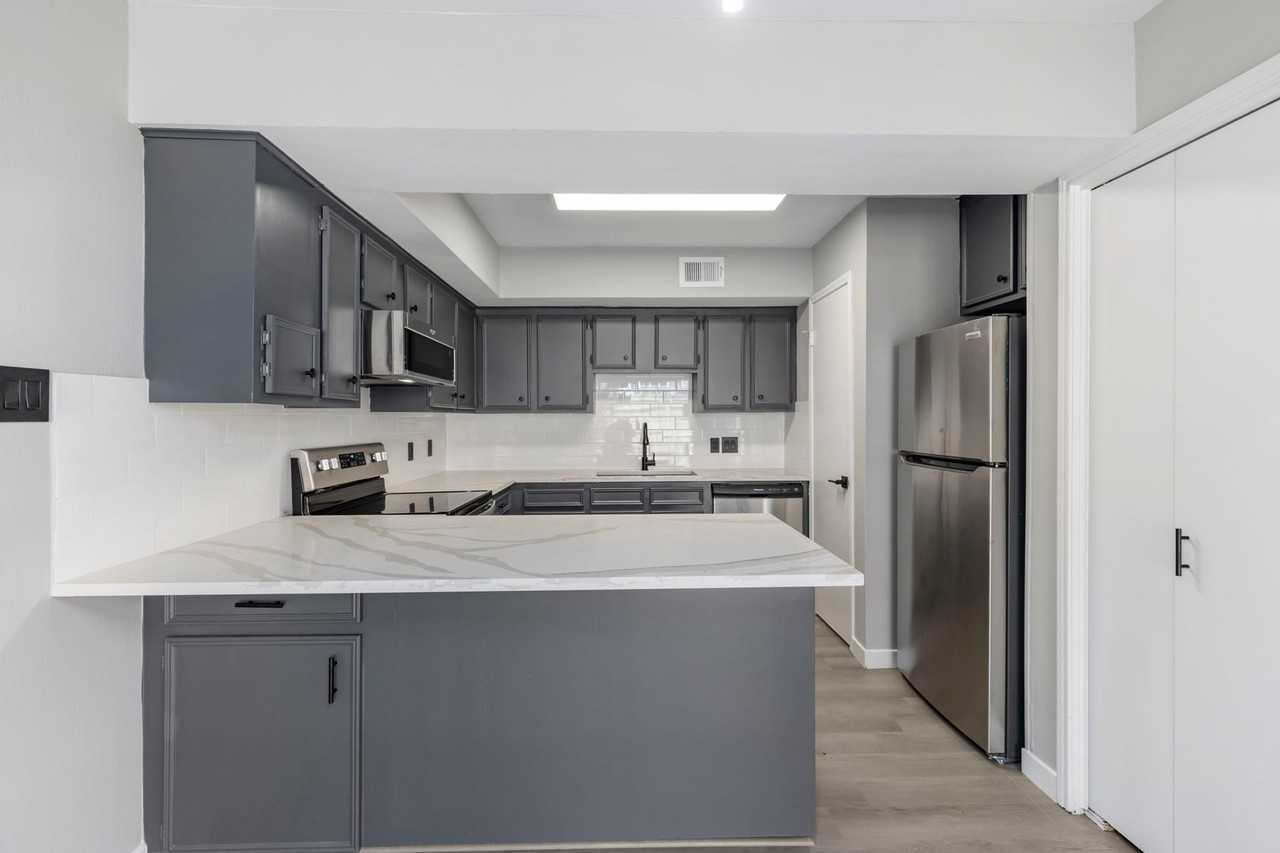 2226 Nantucket Drive - Photo 6 of 43