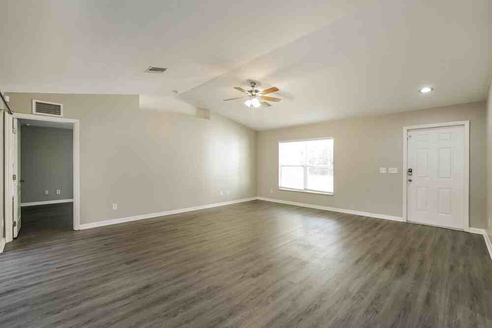 4606 Ruth Avenue North - Photo 4 of 16