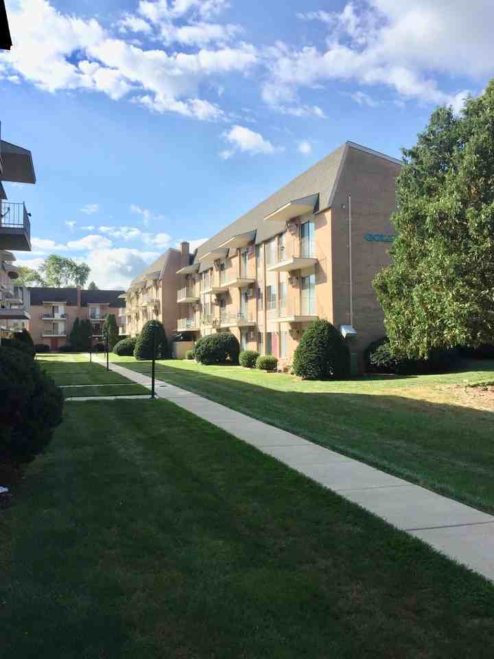 Golfview Manor - Photo 3 of 24