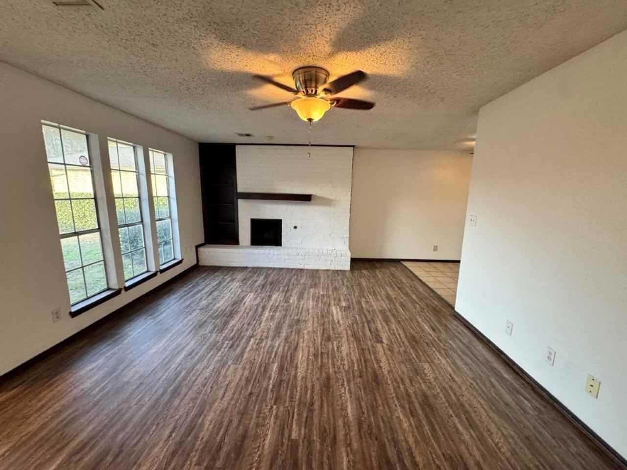 Trafalgar Square Duplexes - Photo 2 of 25