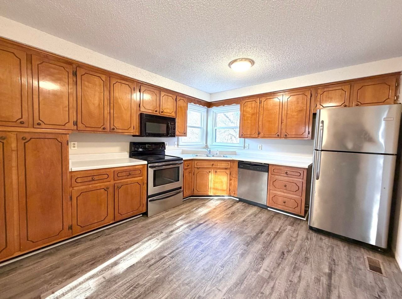 2247 Sweetbriar Dr - Photo 7 of 40