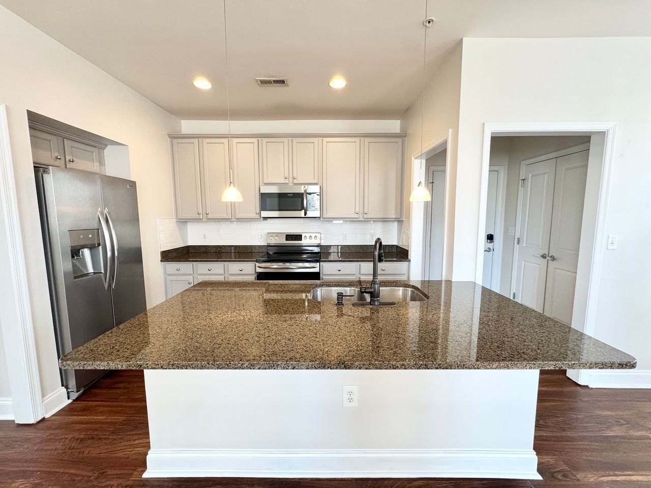 546 Oakland Ave - Photo 2 of 16