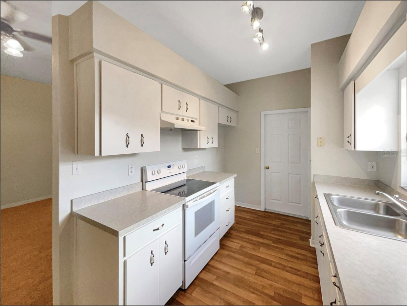 920 Forest Drive - Photo 4 of 20