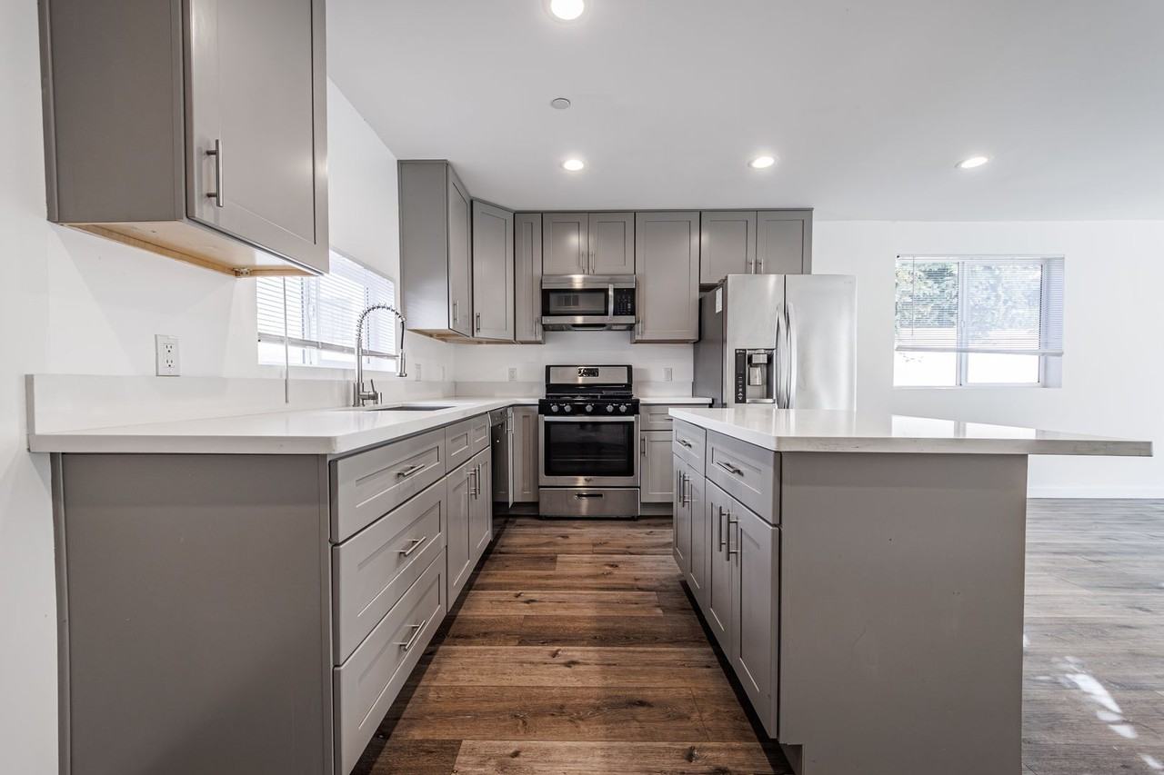 1121 N Berendo St - Photo 7 of 35