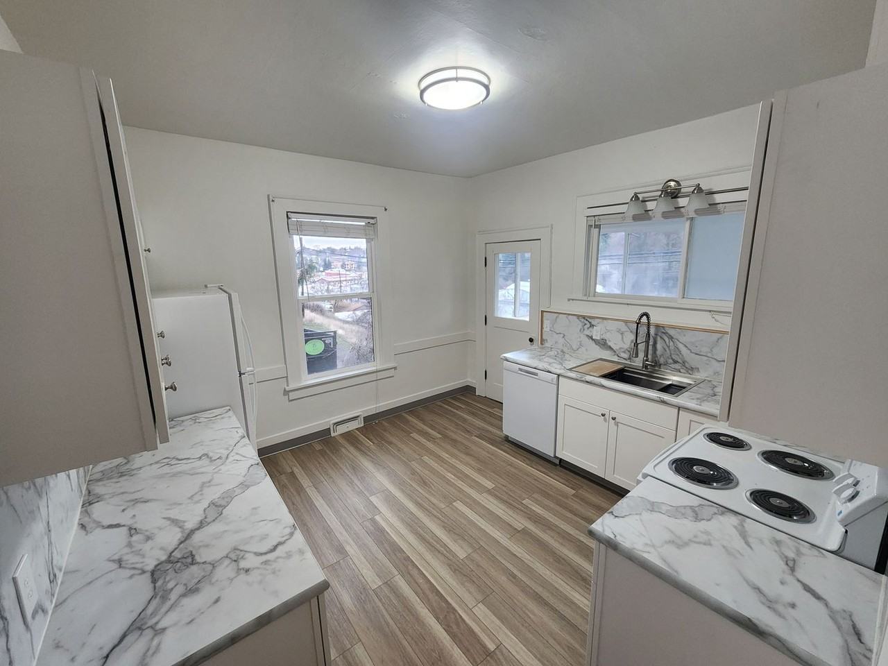 350 Southwest State Street - Photo 6 of 20