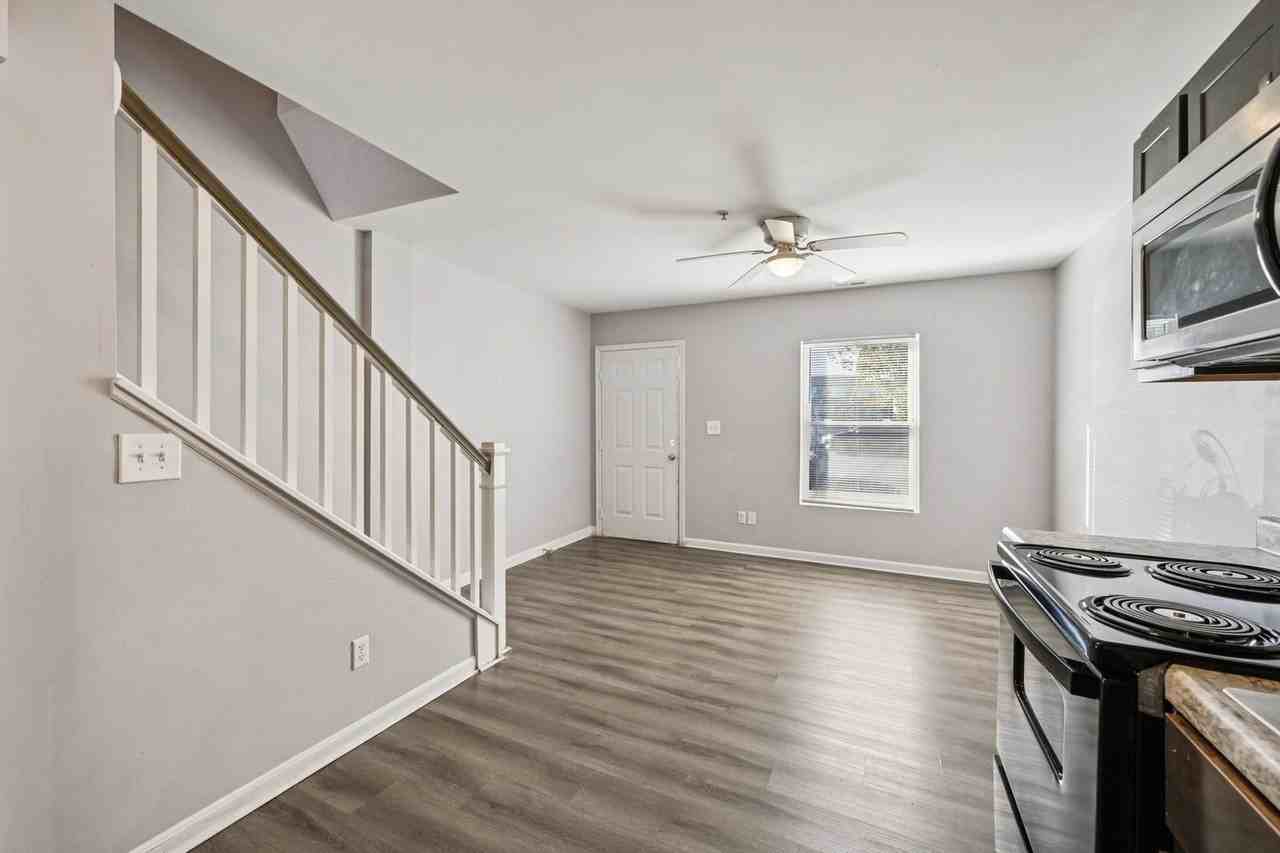 Village Court Apartmemts - Photo 4 of 37