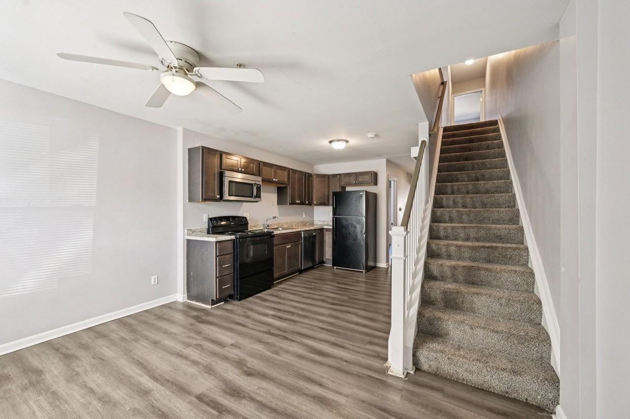 Village Court Apartmemts - Photo 5 of 37