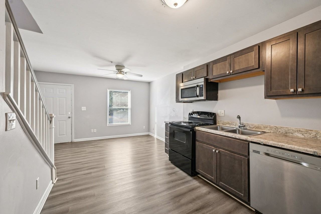 Village Court Apartmemts - Photo 7 of 37