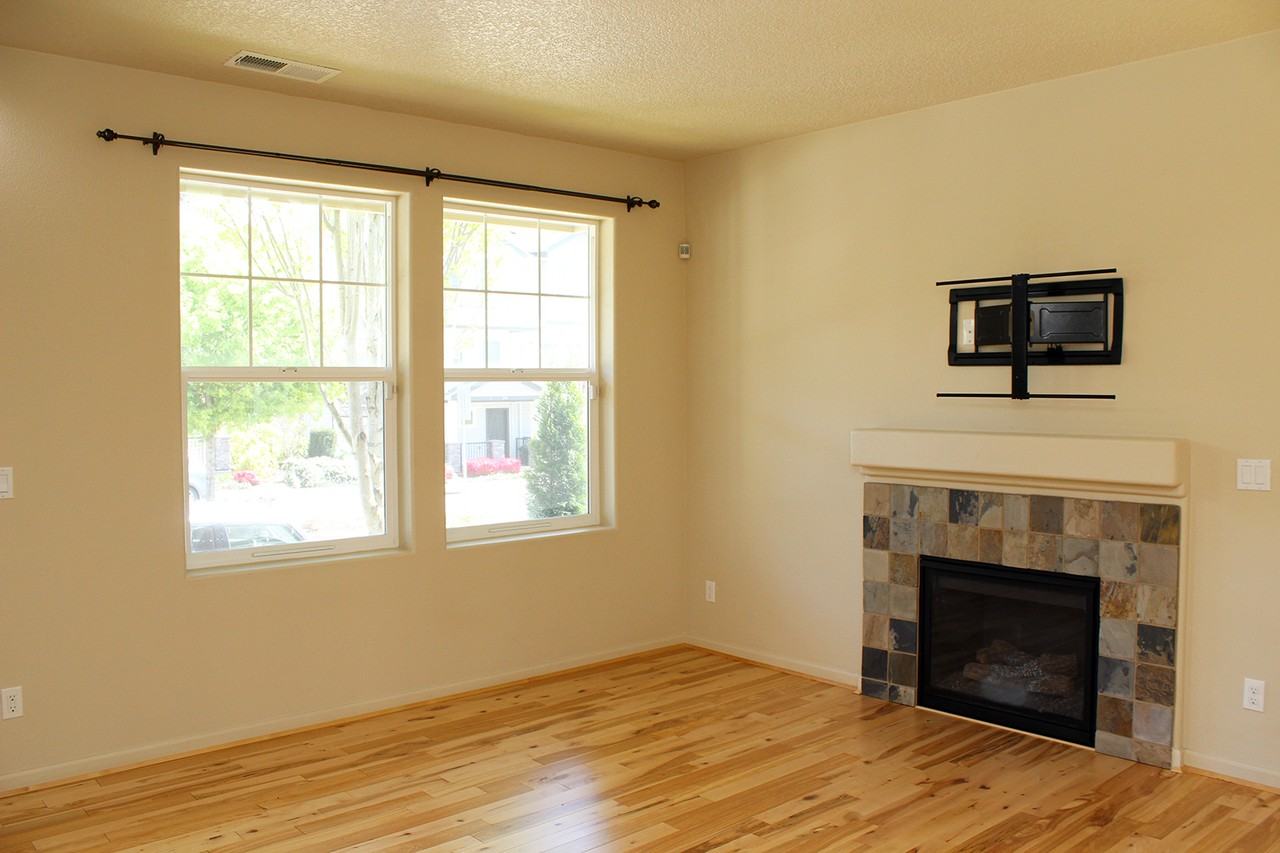 321 Northeast Edgeway Drive - Photo 4 of 33