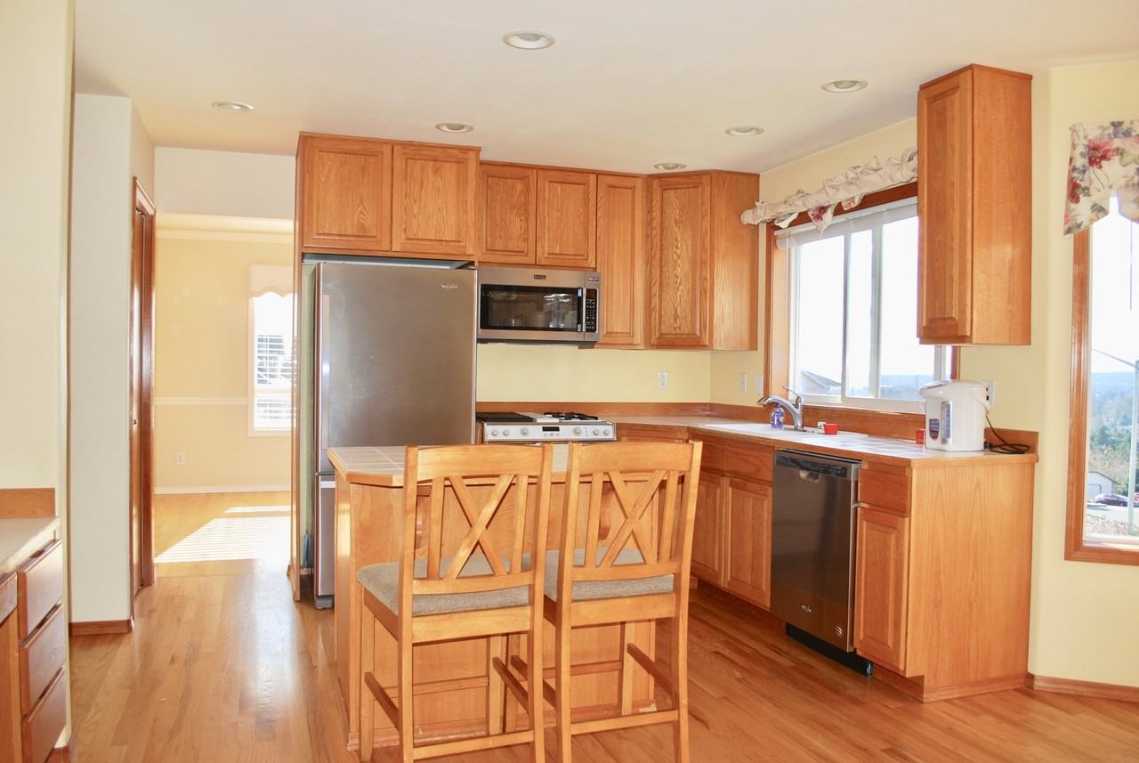 7301 77th Drive Northeast - Photo 3 of 25