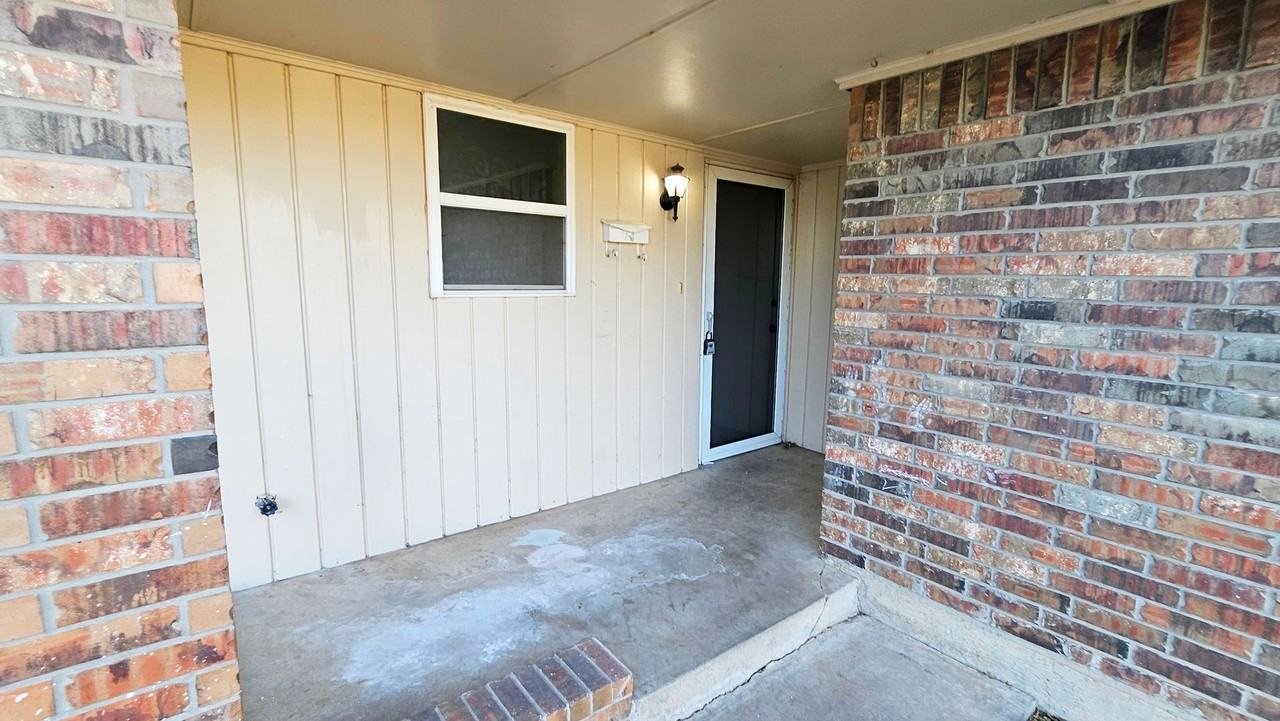 132 Southwest 11th Street - Photo 3 of 30