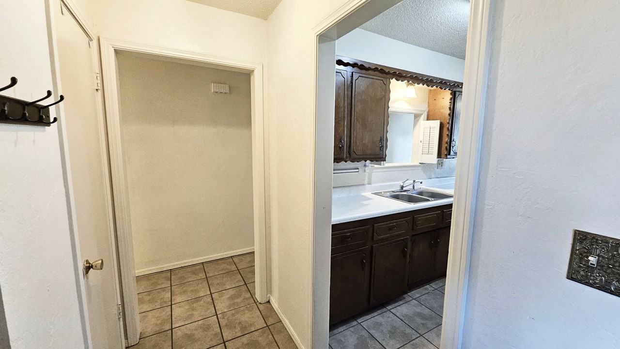 132 Southwest 11th Street - Photo 4 of 30