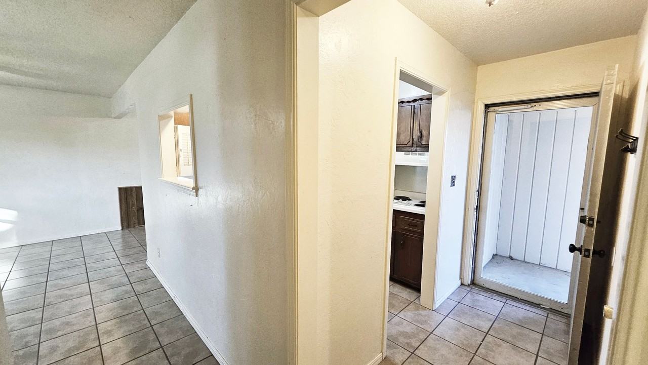 132 Southwest 11th Street - Photo 5 of 30