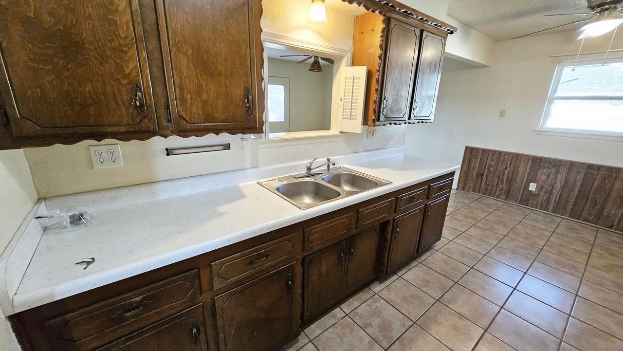 132 Southwest 11th Street - Photo 7 of 30